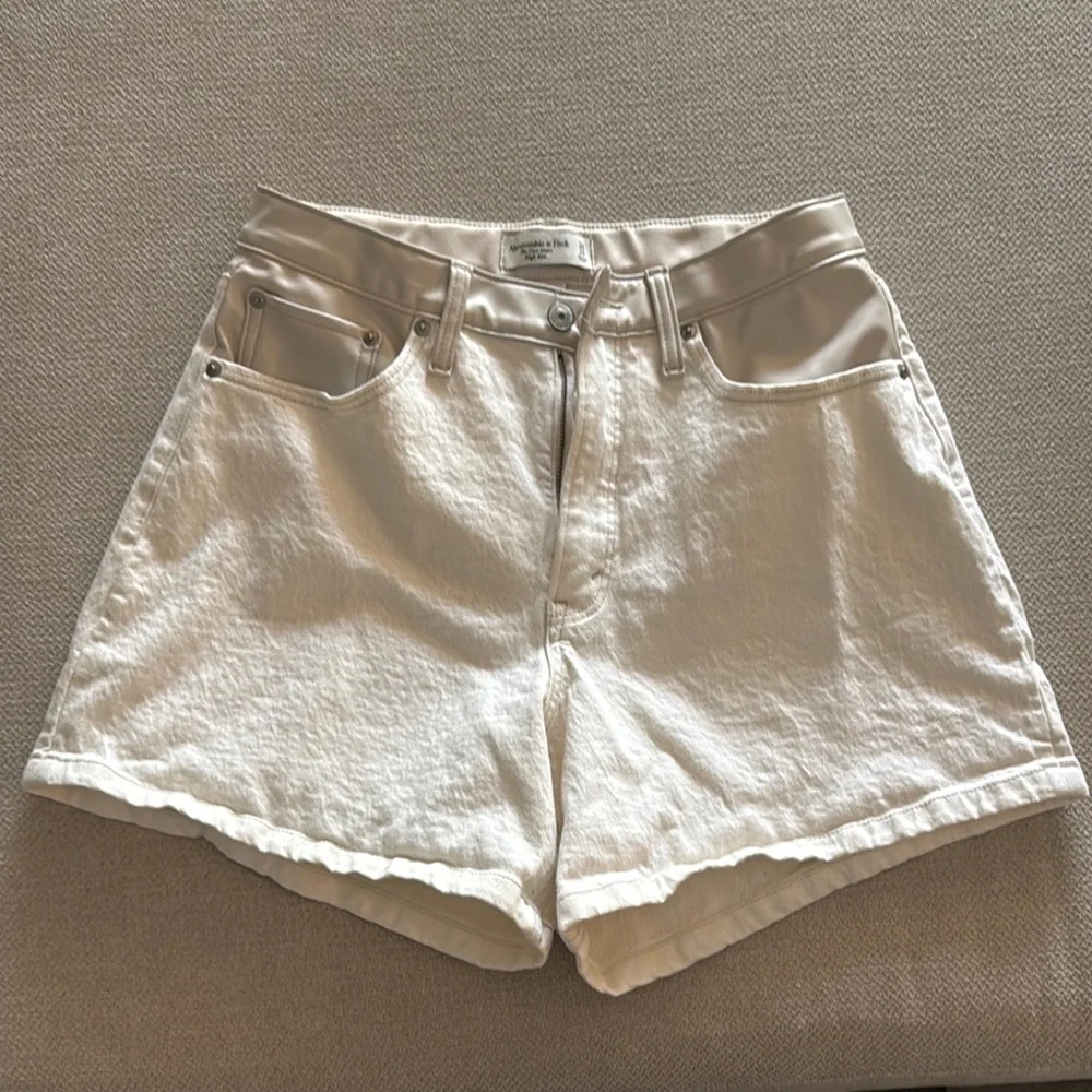 Abercrombie & Fitch White Women's Shorts - Picture 1 of 5